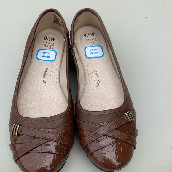 Time and Tru Shoes Time And Tru Womens Wide Width Buckle Toe Shoe